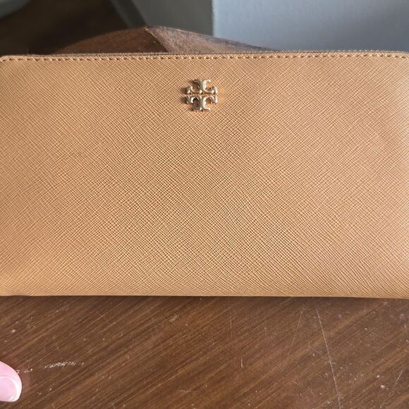 Tory Burch Handbags - Tory Burch Emerson Wallet Continental